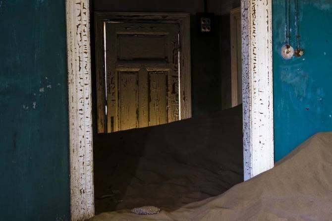 Kolmanskuppe sand inside room