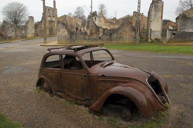 Oradour-sur-Glane rusted car